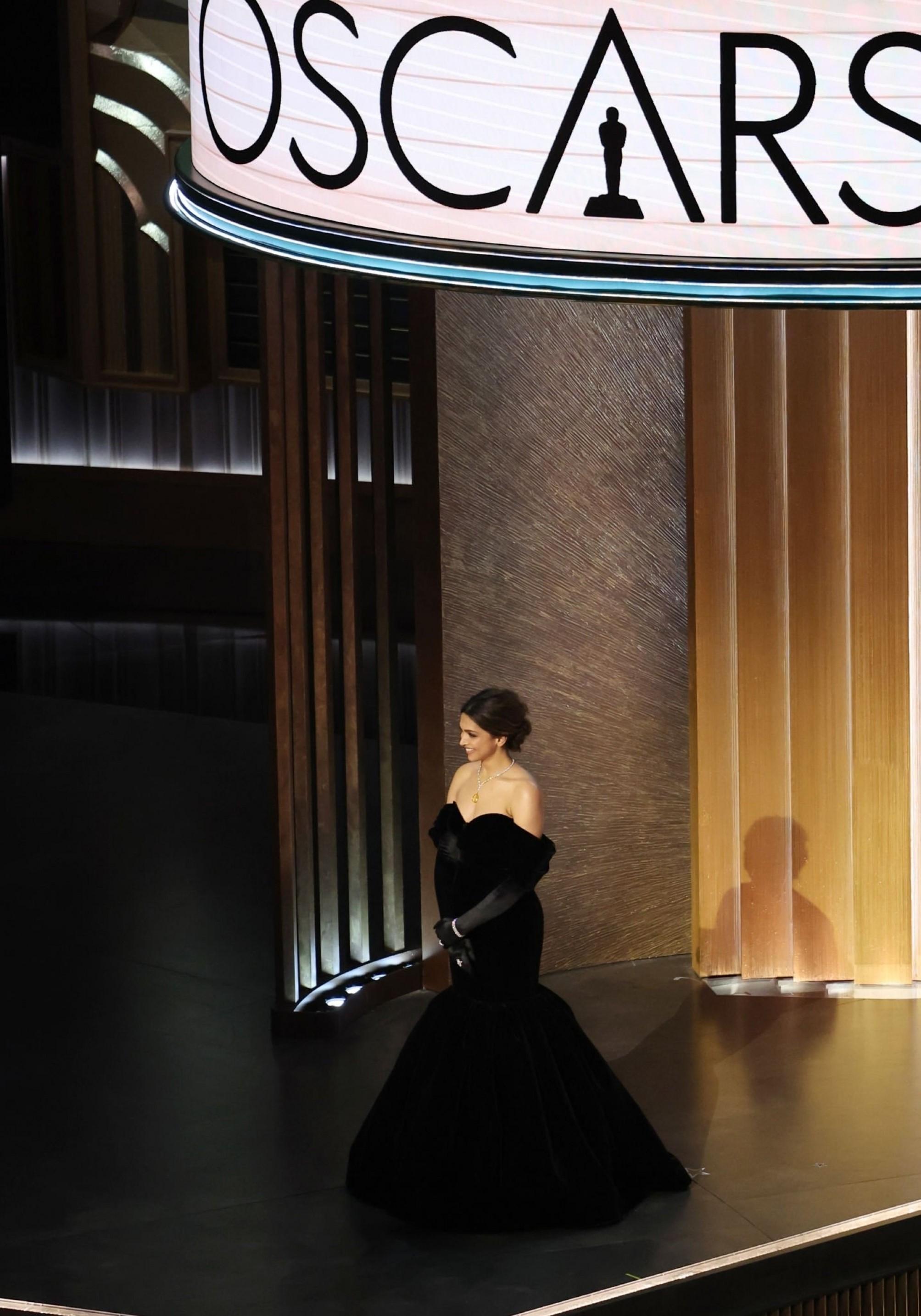Oscars: Deepika Padukone makes a splash representing India at the film  awards! Hindi Movie, Music Reviews and News