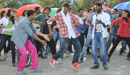 Vijay dances with Akshay for Rowdy Rathore