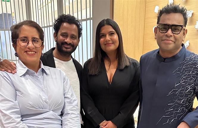 5 Oscars in a frame: Picture of Indian Academy Award winners goes viral