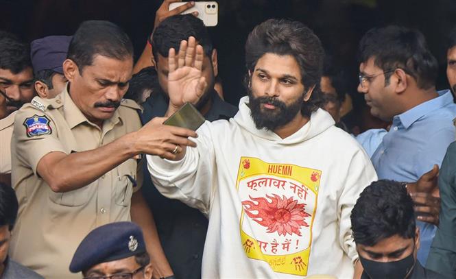 Allu Arjun sent to Chanchalguda Jail on a 14 day remand in the Pushpa 2 Sandhya Theater stampede case!