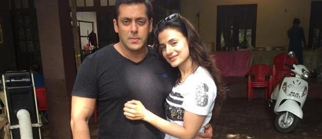 Ameesha Patel visits Salman Khan on 'Prem Ratan Dhan Payo' sets   