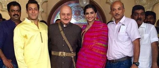 Anupam Kher pose with Salman Khan and Sonam Kapoor on the sets of 'Prem Ratan Dhan Payo'