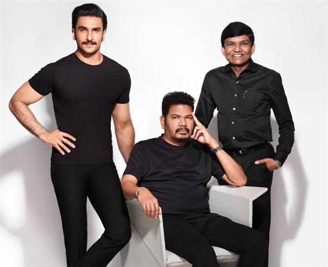 BIG BReaking:  Shankar - Ranveer teams up for Anniyan Remake!