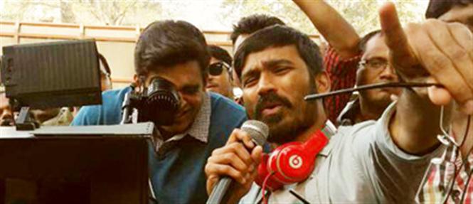 Dhanush's surprise visit to Madhavan's Tanu Weds Manu 2 sets