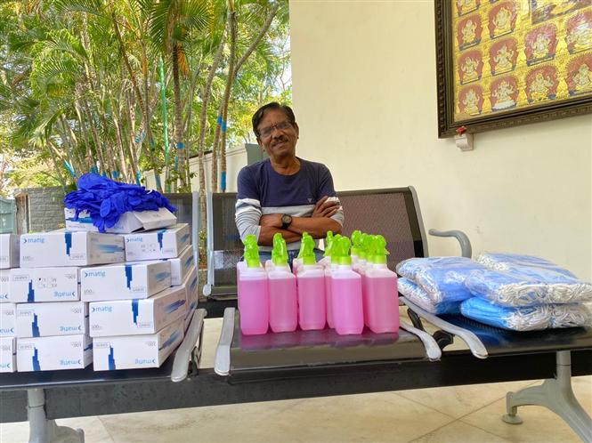 Director Bharathiraja donates Masks, Gloves & Sanitizers to Service people!