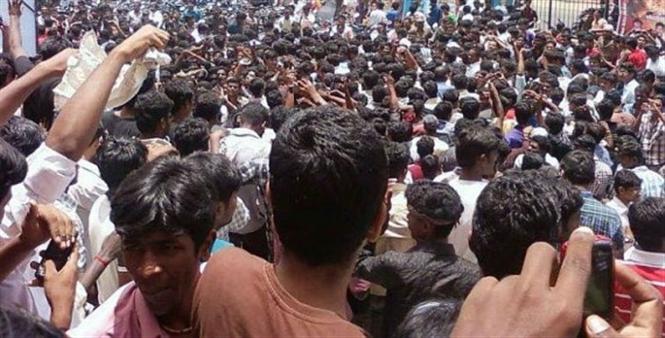 Fans halt Ajith and Vishnu's Bangalore schedule