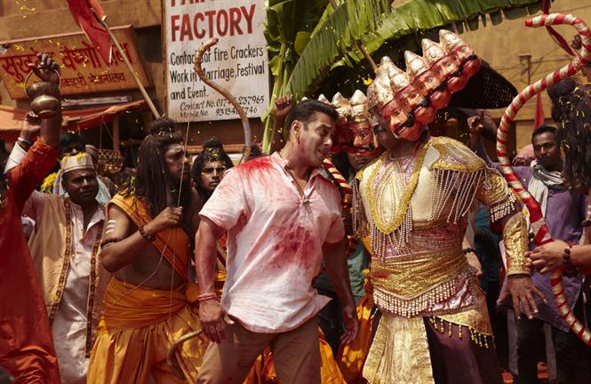 First Look of Salman Khan in Selfie song from Bajrangi Bhaijaan