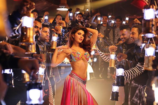 Jacqueline Fernandez recreated Madhuri Dixit's iconic Ek Do Teen and here's how the internet reacted!