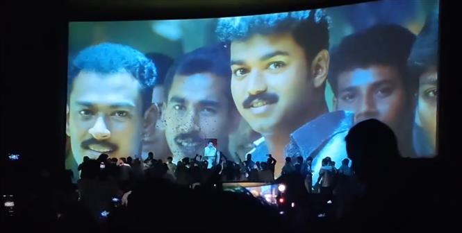 Kushi Re-release: Vijay, Jyotika starrer directed by SJ Suryah gets grand response!
