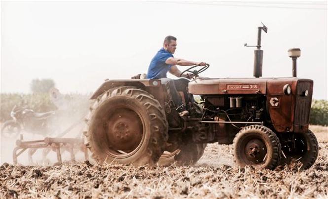 Last day of 'Sultan' shoot, Salman Khan rides a tractor