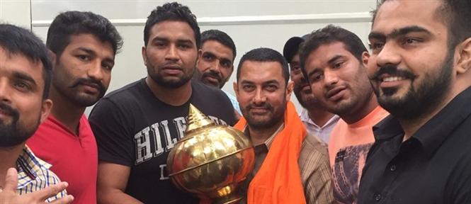 Local wrestlers from Ludhiana gift Aamir Khan a golden gadaa