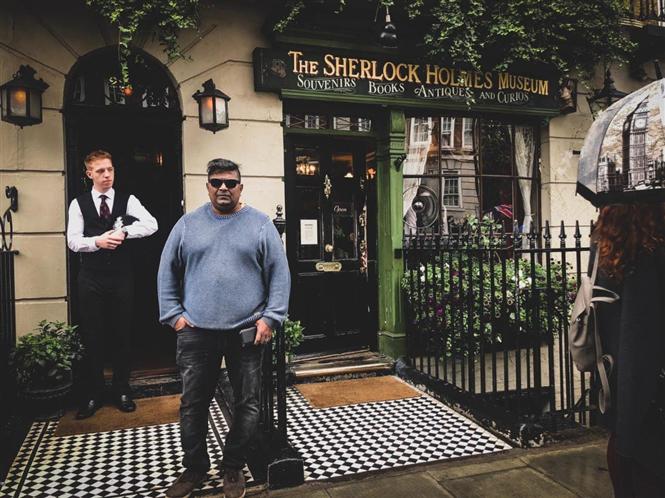 Mysskin visits London for Thupparivaalan 2!