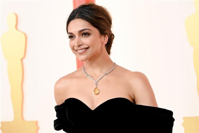 Oscars: Deepika Padukone makes a splash representing India at the film awards!