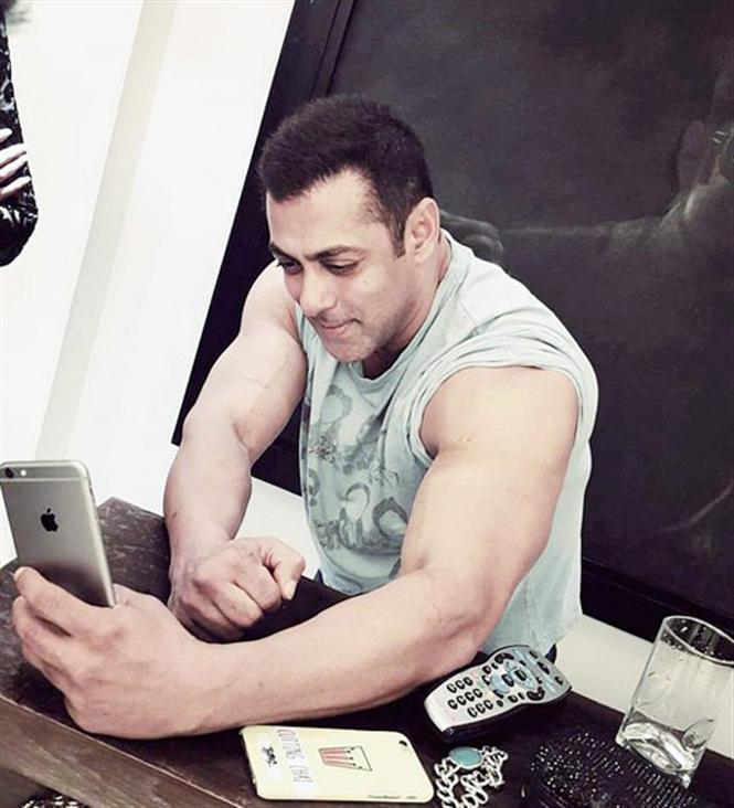 Salman Khan flaunts his Biceps in a Selfie Hindi Movie, Music Reviews