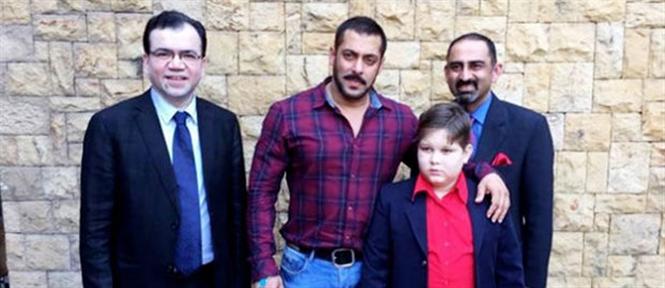 Salman Khan meets fan from Pakistan