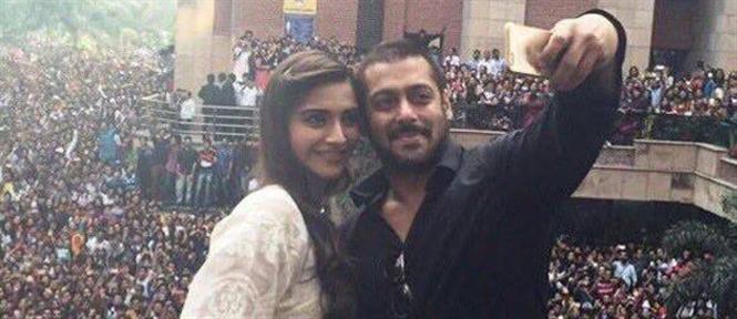 Salman Khan-Sonam Kapoor Click Selfies At Noida Promotions Of PRDP