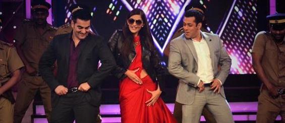Salman Khan watches 'Dolly Ki Doli' with Bajrangi Bhaijaan team