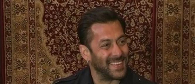 Salman thanks ShahRukh, Aamir for tweeting Bajrangi Bhaijaan's first look