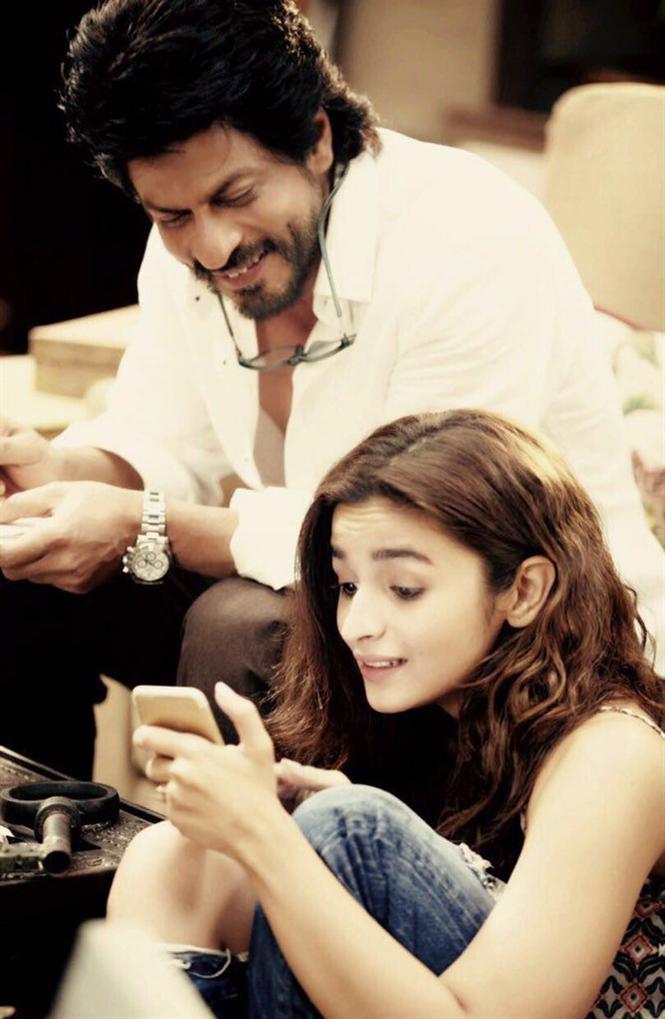 Shah Rukh Khan Alia Reveal First Look Of Dear Zindagi Hindi Movie Music Reviews And News 9781