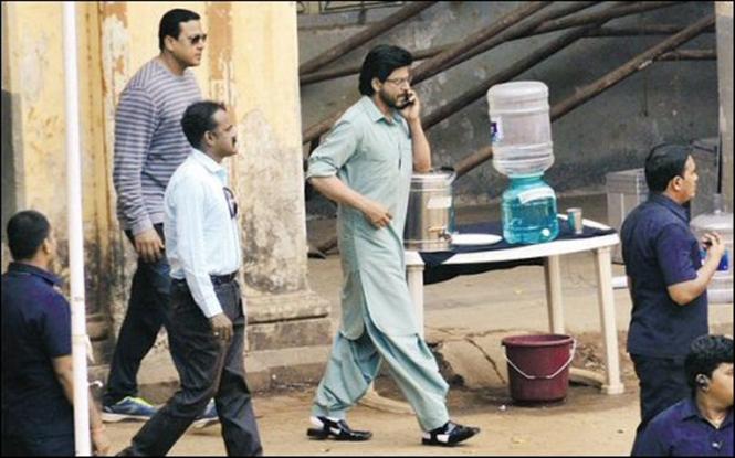 Shah Rukh Khan spotted in his Raees look