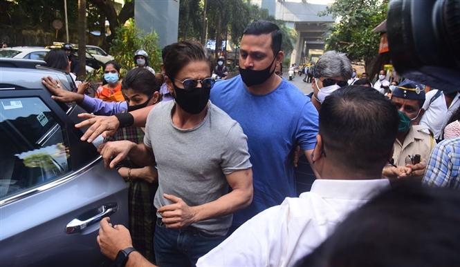Shah Rukh Khan visits Aryan Khan at jail before HC bail hearing!