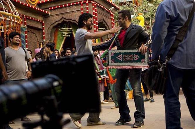Shah Rukh Khan visits Salman Khan on the sets of Sultan