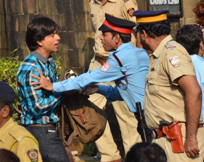 Shahrukh Khan stopped from entering Mannat
