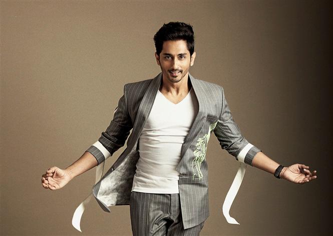 Siddharth begins shooting for his Telugu film!