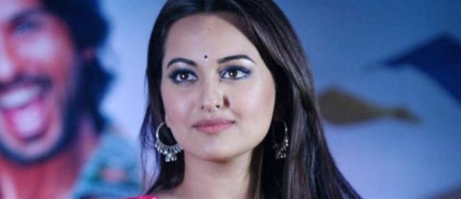 Sonakshi Sinha travels in local train for 'Akira'