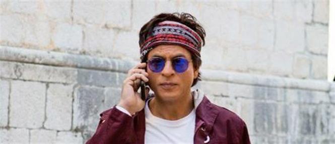 Srk shoots for fan despite injury