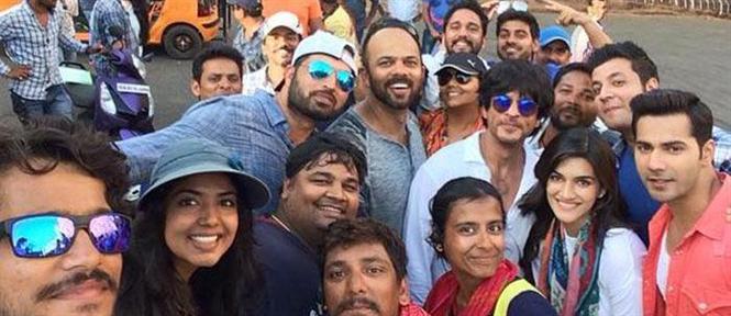 SRK visits the sets of Dilwale