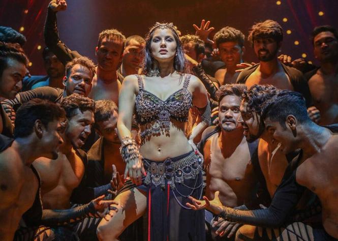 Sunny Leone's looks in Bhoomi item song