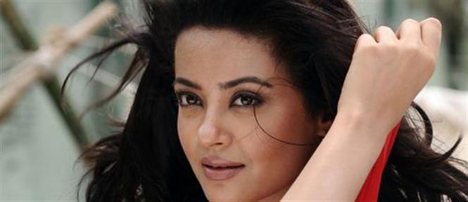Surveen Chawla does an item number in Welcome Back