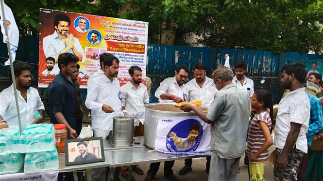 Thalapathy Vijay Makkal Iayakkham distributes free meals for World Hunger day