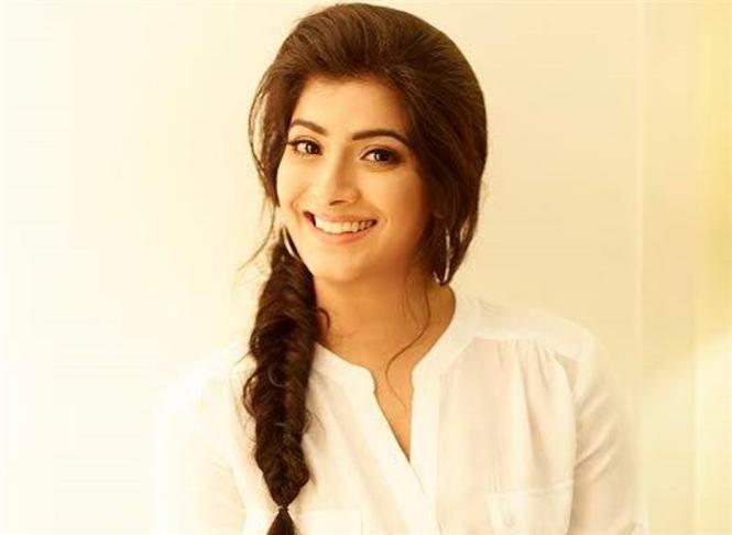 Varalakshmi joins Maari 2 team for shoot